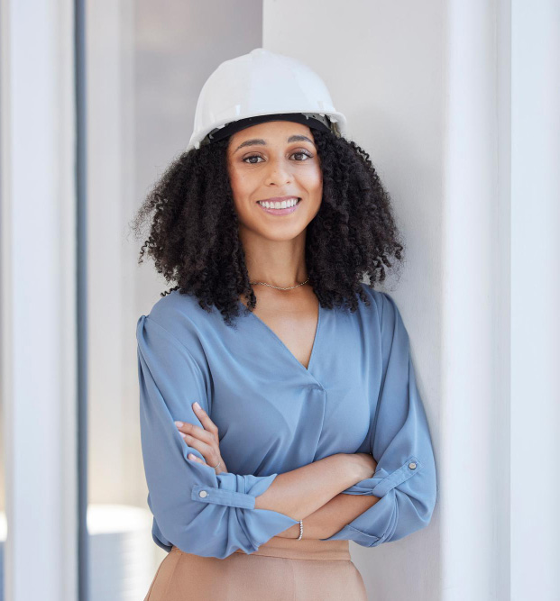 Engenheira utilizando tecnologia Onlaine